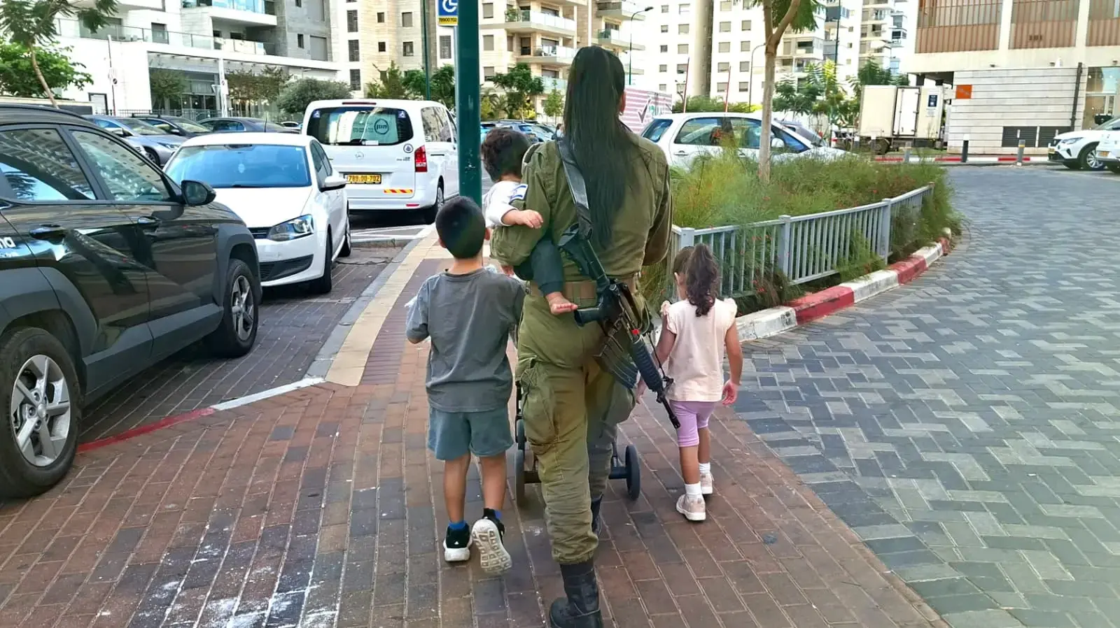 אמא במילואים עם הילדים בדרך למסגרות החינוך, פתח תקווה 30 באוקטובר 2025 אמא במילואים עם הילדים בדרך למסגרות החינוך, פתח תקווה 30 באוקטובר 2025