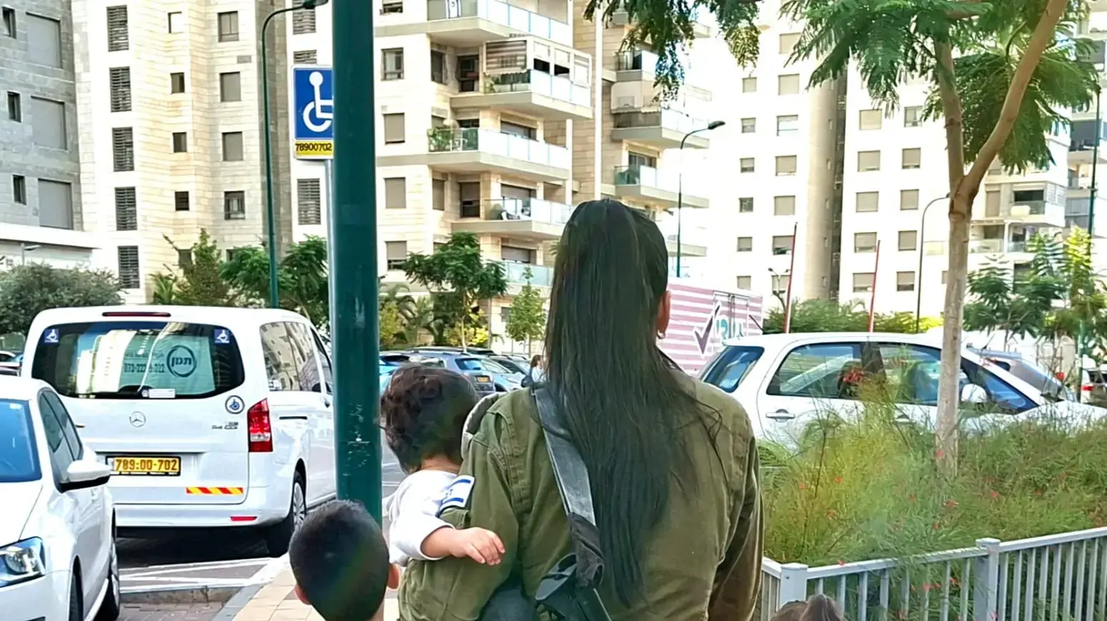 אמא במילואים עם הילדים בדרך למסגרות החינוך, פתח תקווה 30 באוקטובר 2025