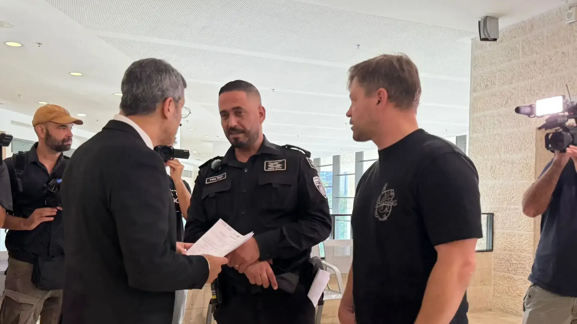 עו״ד שי רודה המייצג את החשודים בפרשת רצח בפתח תקווה עם טוען המעצרים בתיק, בימ"ש השלום פתח תקוה, 30 באוקטובר 2025 עו״ד שי רודה המייצג את החשודים בפרשת רצח בפתח תקווה עם טוען המעצרים בתיק, בימ"ש השלום פתח תקוה, 30 באוקטובר 2025