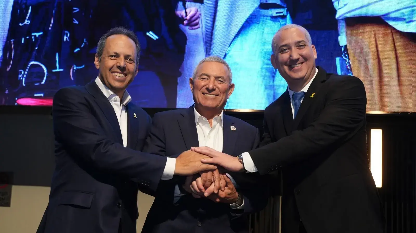מנכ״ל הסוכנות היהודית יהודה סטון, יו״ר הסוכנות היהודית אלוף במיל׳ דורון אלמוג ויו״ר חבר הנאמנים של הסוכנות היהודית מארק וילף
