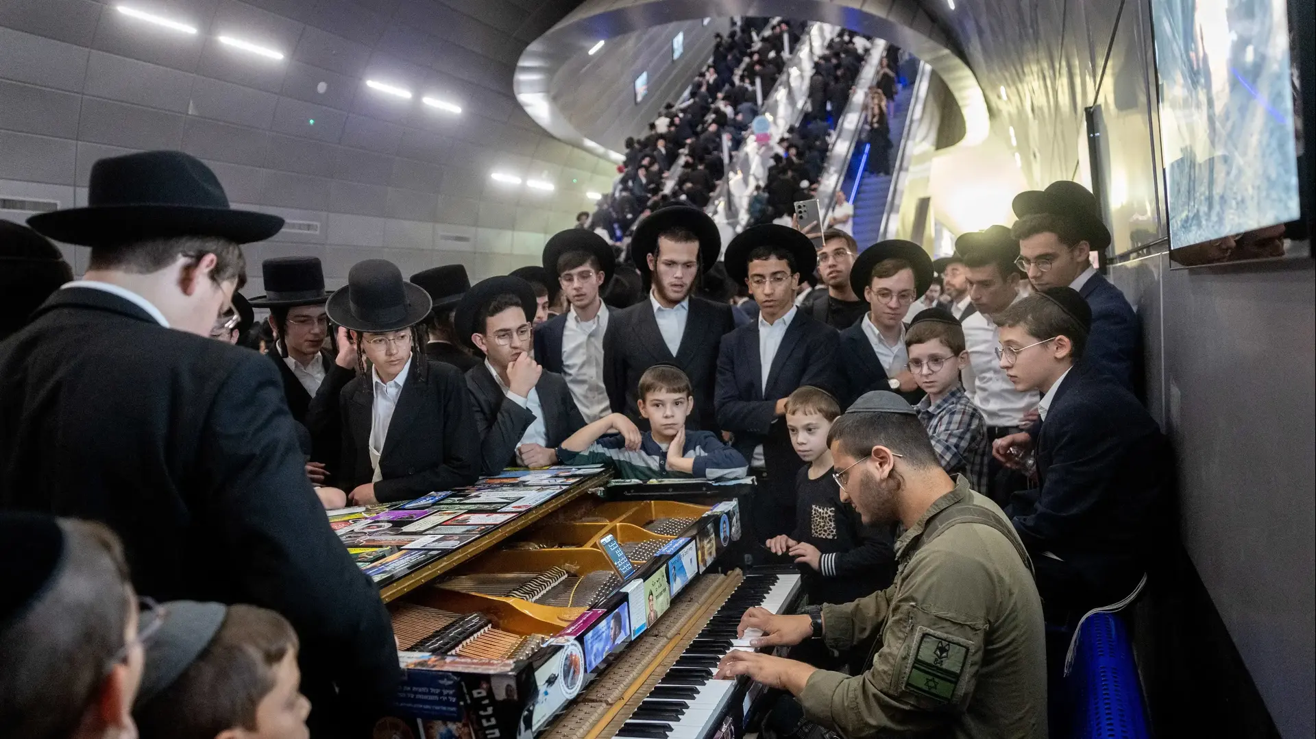 לקראת הפגנת חרדים נגד חוק הגיוס, תחנת הרכבת נבון, ירושלים, 30 באוקטובר 2025 לקראת הפגנת חרדים נגד חוק הגיוס, תחנת הרכבת נבון, ירושלים, 30 באוקטובר 2025