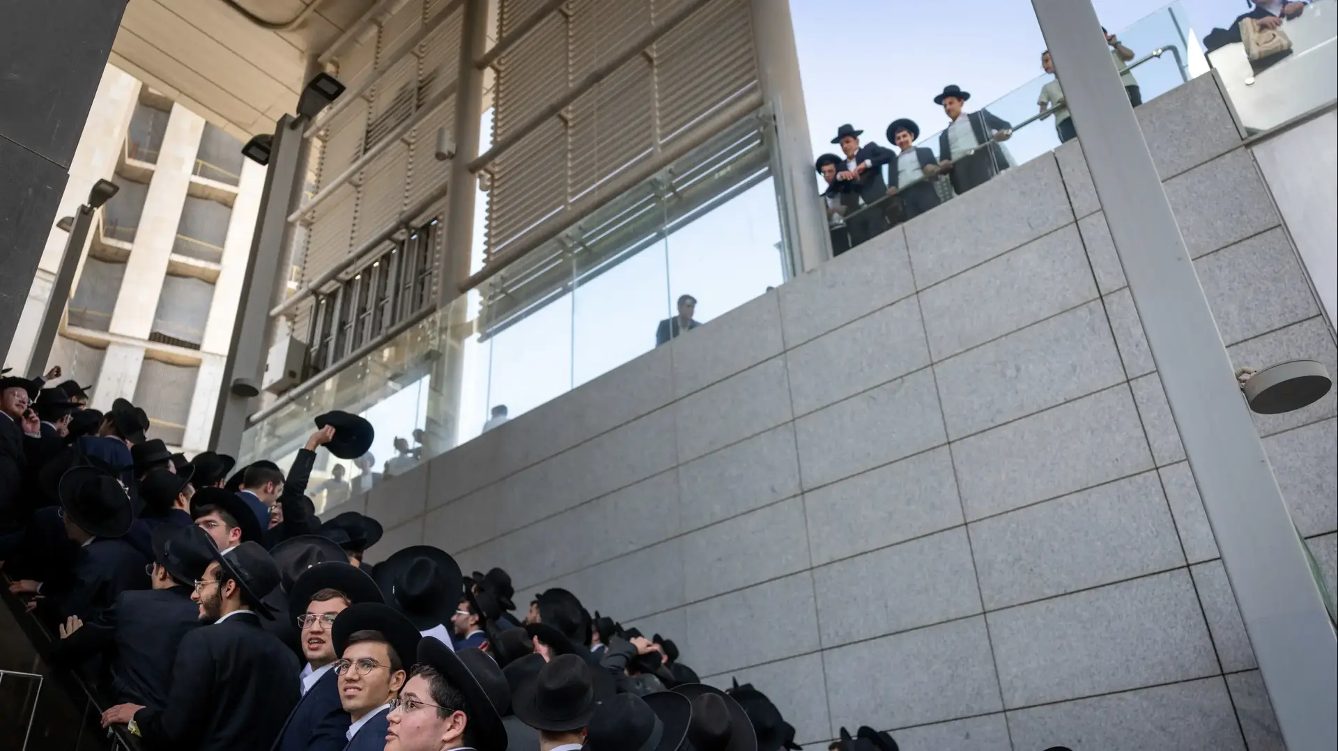 לקראת הפגנת חרדים נגד חוק הגיוס, תחנת הרכבת נבון, ירושלים, 30 באוקטובר 2025 לקראת הפגנת חרדים נגד חוק הגיוס, תחנת הרכבת נבון, ירושלים, 30 באוקטובר 2025