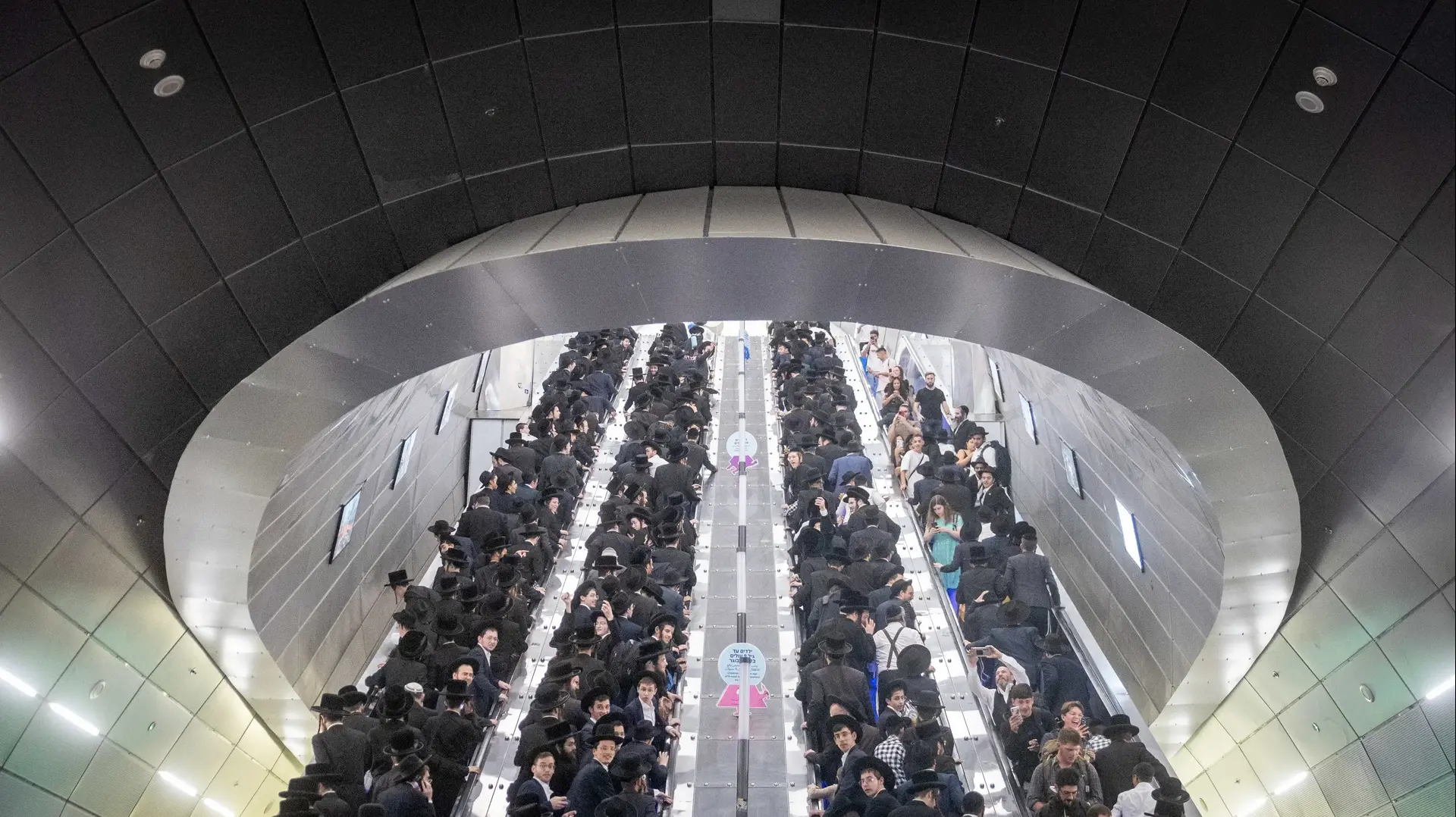 לקראת הפגנת חרדים נגד חוק הגיוס, תחנת הרכבת נבון, ירושלים, 30 באוקטובר 2025 לקראת הפגנת חרדים נגד חוק הגיוס, תחנת הרכבת נבון, ירושלים, 30 באוקטובר 2025