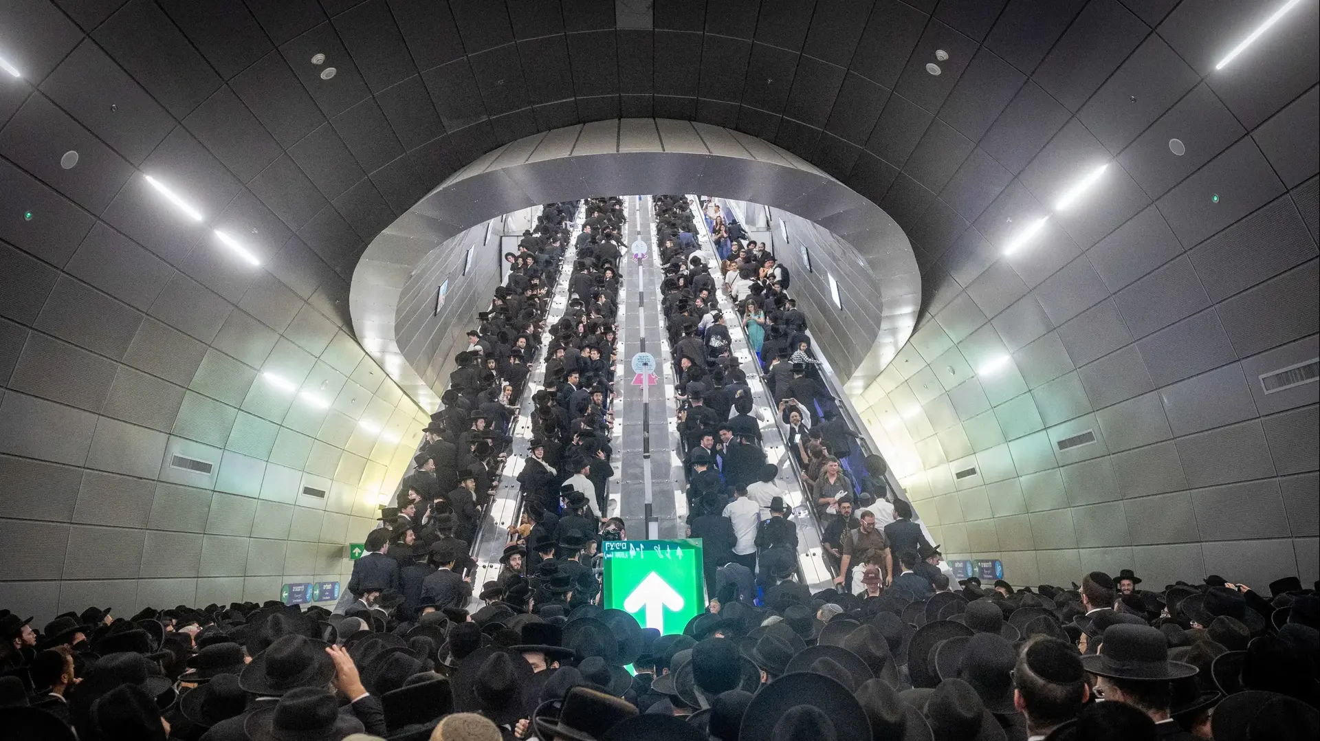 לקראת הפגנת חרדים נגד חוק הגיוס, תחנת הרכבת נבון, ירושלים, 30 באוקטובר 2025