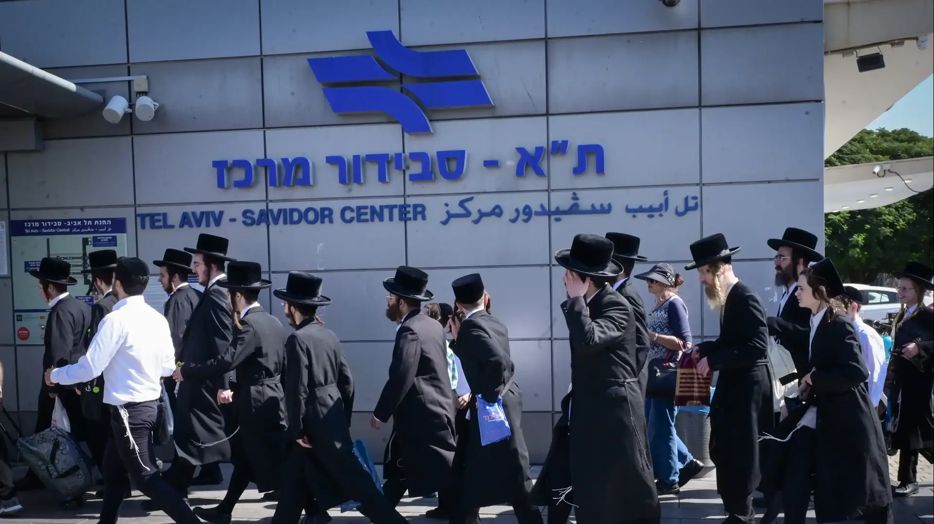 לקראת הפגנת חרדים נגד חוק הגיוס, תחנת רכבת סבידור, 30 באוקטובר 2025 לקראת הפגנת חרדים נגד חוק הגיוס, תחנת רכבת סבידור, 30 באוקטובר 2025