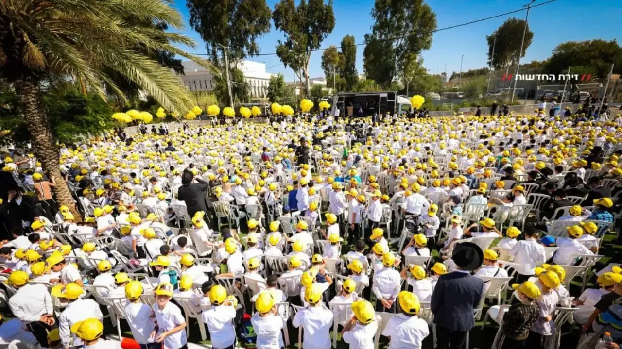 שערי כלא 10: ילדי 'עטרת שלמה' בעצרת תפילה בסגנון כיכר החטופים על מאסרו של תלמיד הישיבה. שערי כלא 10: ילדי 'עטרת שלמה' בעצרת תפילה בסגנון כיכר החטופים על מאסרו של תלמיד הישיבה.