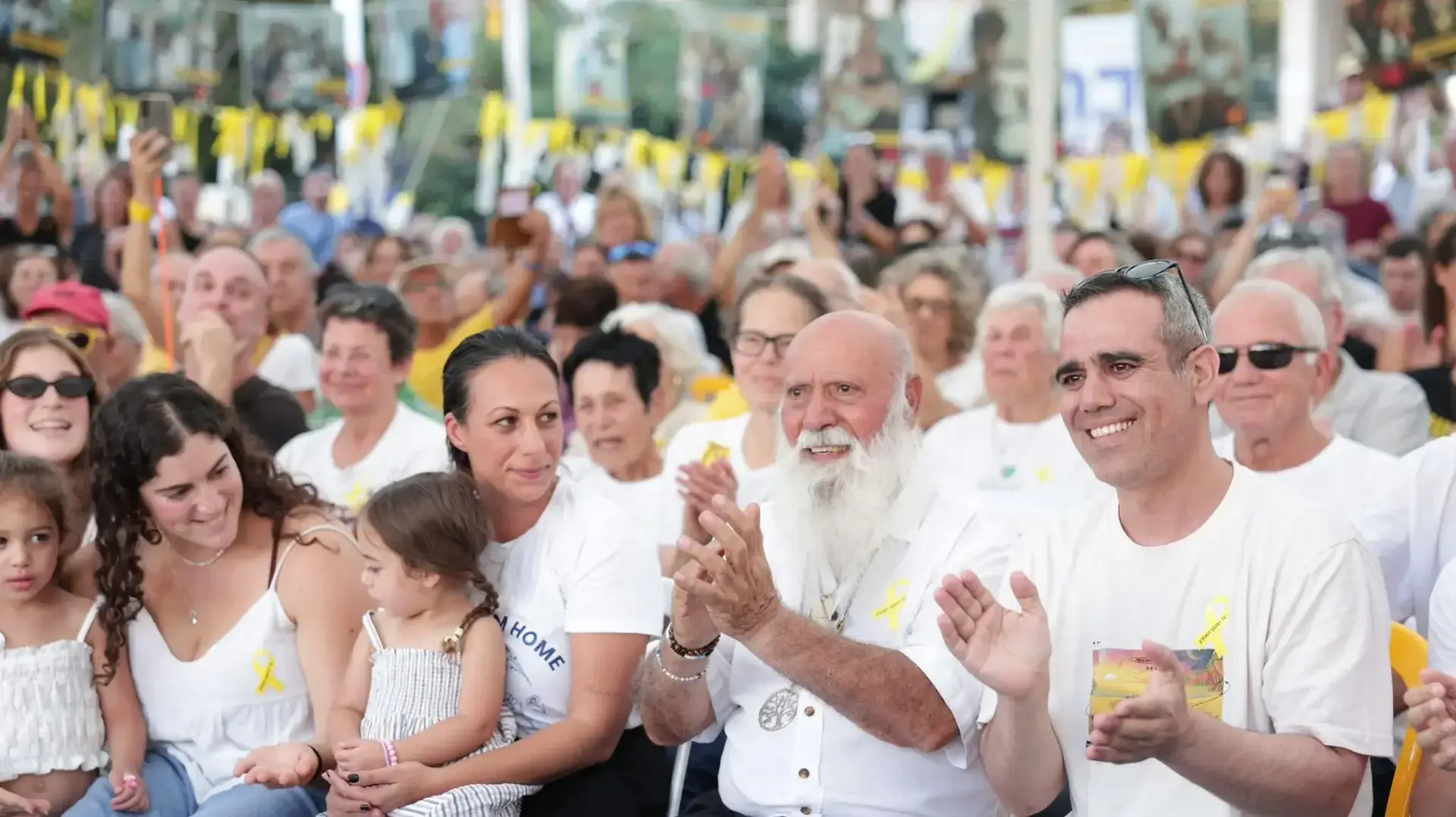 שורד השבי עומרי מירן ואביו בכיכר החטופים