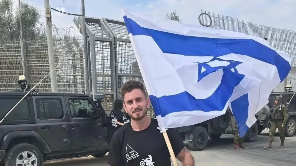אלקנה פרידמן עם חולצת ארגון "צו 9" אלקנה פרידמן עם חולצת ארגון "צו 9"