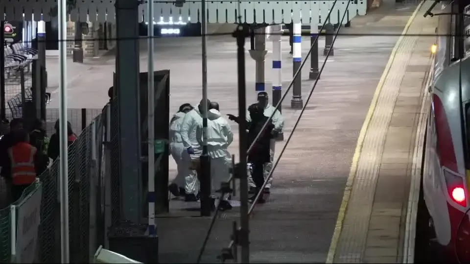 צוותי מז"פ בתחנת הרכבת בהאנטינגדון אחרי מסע דקירות, אנגליה, בריטניה, 1 בנובמבר 2025 צוותי מז"פ בתחנת הרכבת בהאנטינגדון אחרי מסע דקירות, אנגליה, בריטניה, 1 בנובמבר 2025