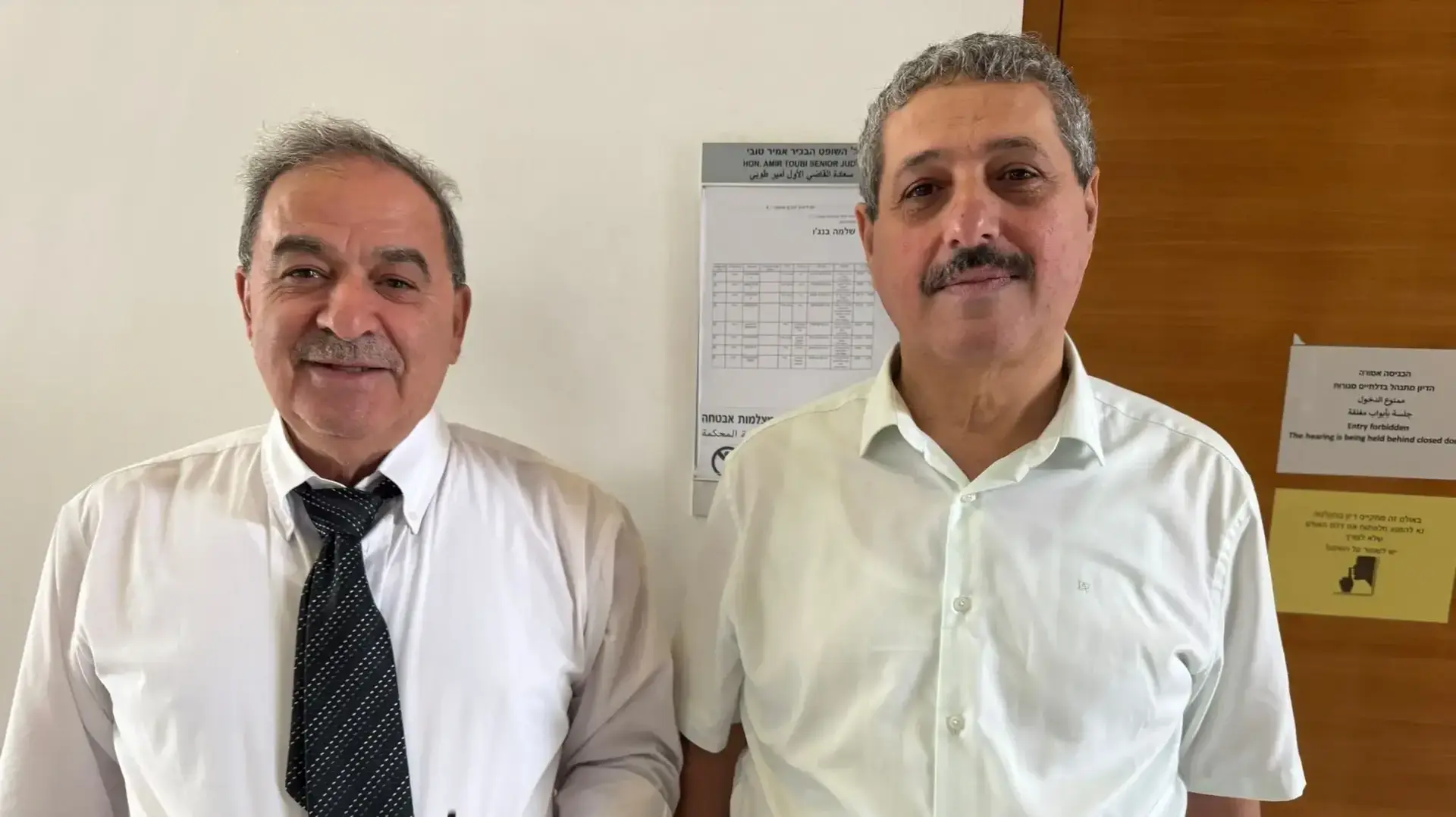 ג׳עפר פרח עם סנגורו עו״ד אלבר נחאס לאחר מתן גזר הדין בבית המשפט השלום בחיפה ג׳עפר פרח עם סנגורו עו״ד אלבר נחאס לאחר מתן גזר הדין בבית המשפט השלום בחיפה