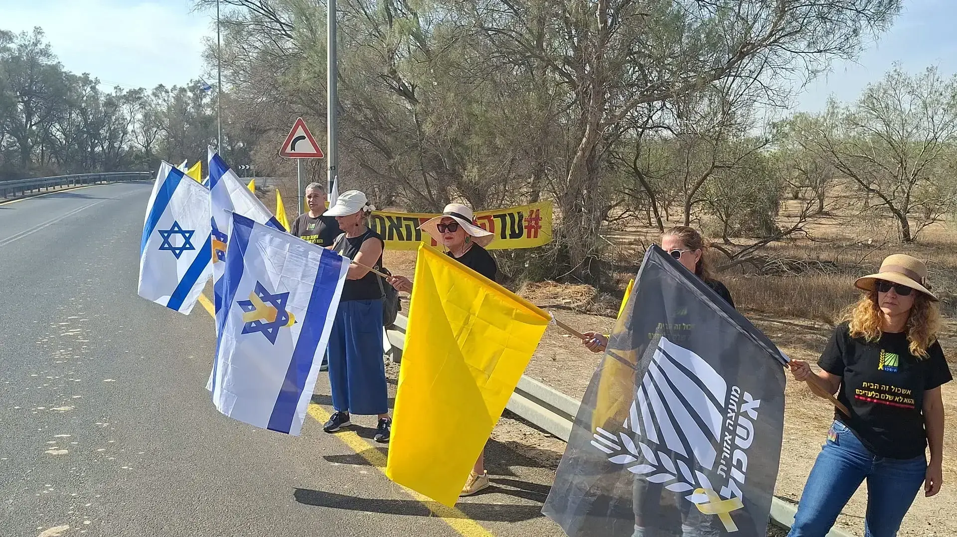 מקבלים את ארונו של עמירם קופר, ניר עוז. 2 בנובמבר 2025 מקבלים את ארונו של עמירם קופר, ניר עוז. 2 בנובמבר 2025