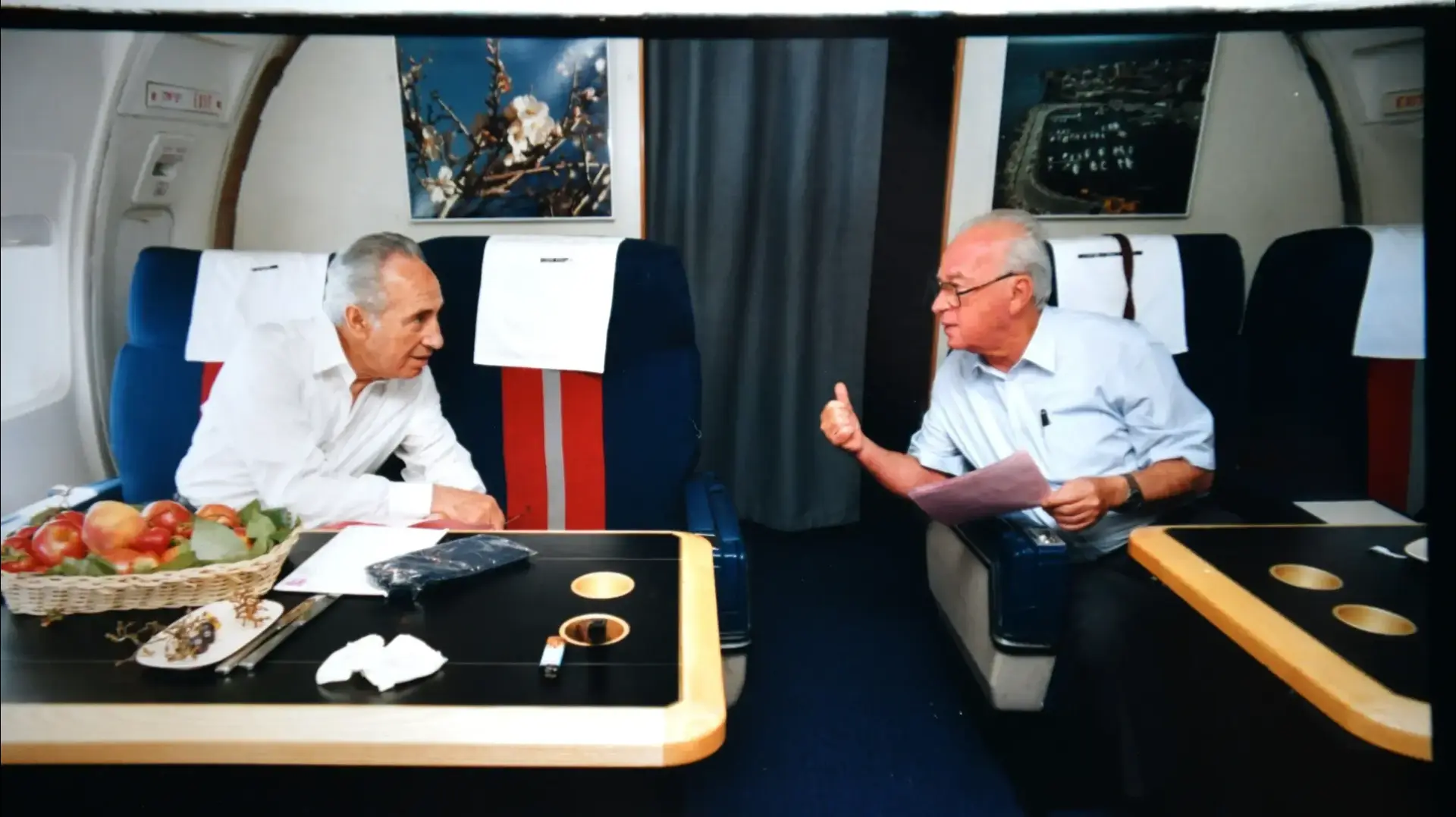 יצחק רבין, שמעון פרס, במטוס בדרך לטקס החתימה על הסכם אוסלו יצחק רבין, שמעון פרס, במטוס בדרך לטקס החתימה על הסכם אוסלו