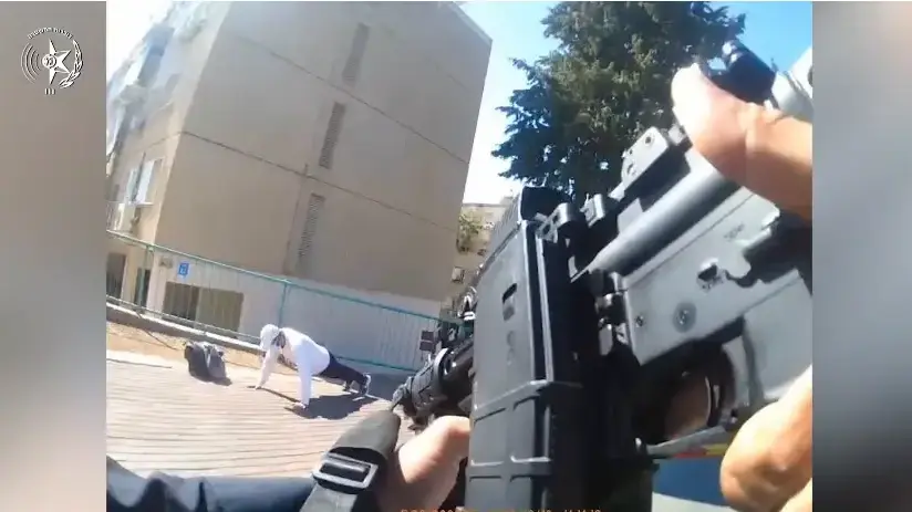אדם שהגיע לנוף הגליל עם קפוצון על ראשו ופנים מכוסות במסיכה רפואית וצעק כי רוצה להרוג יהודים תוך שהוא מחזיק בכליו סכין.