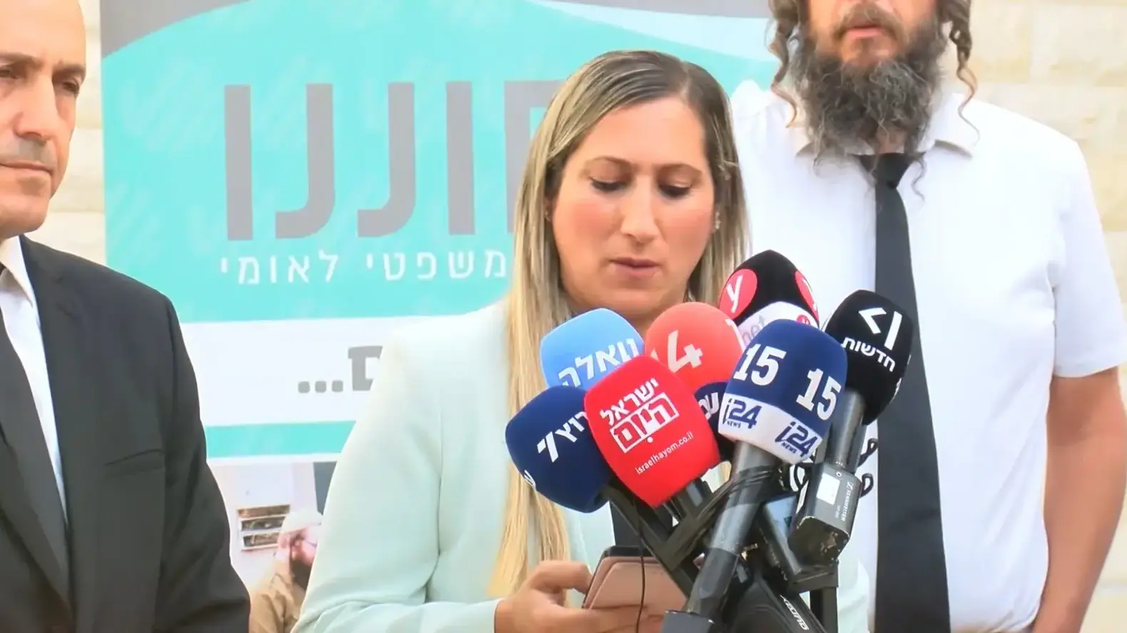 נאשמי כוח מאה, בני משפחותיהם ועורכי דינם מגיבים לראשונה לפרישת הפצ"רית. 2 בנובמבר 2025 נאשמי כוח מאה, בני משפחותיהם ועורכי דינם מגיבים לראשונה לפרישת הפצ"רית. 2 בנובמבר 2025