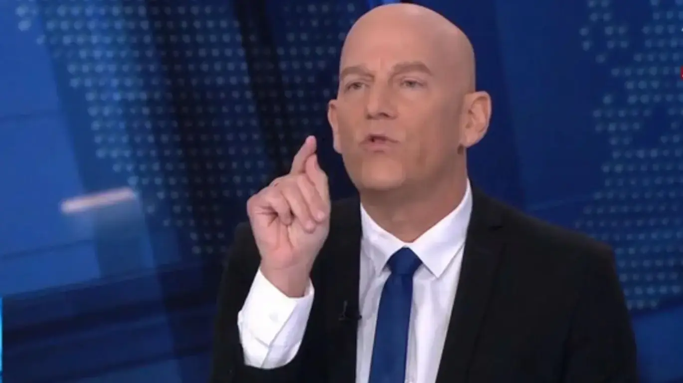 גיא פלג ואלמוג בוקר בעימות מתוך אולפן שישי חדשות 12 גיא פלג ואלמוג בוקר בעימות מתוך אולפן שישי חדשות 12
