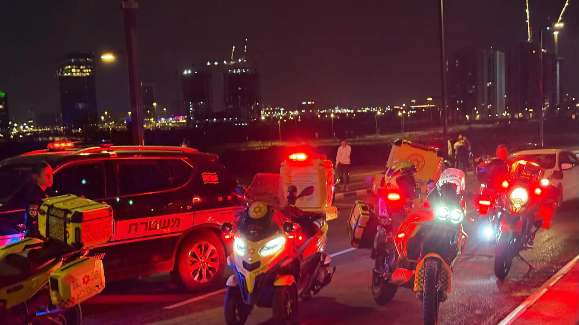 ניידת משטרה ואופנועי מגן דוד אדום בזירת התאונה בראשון לציון