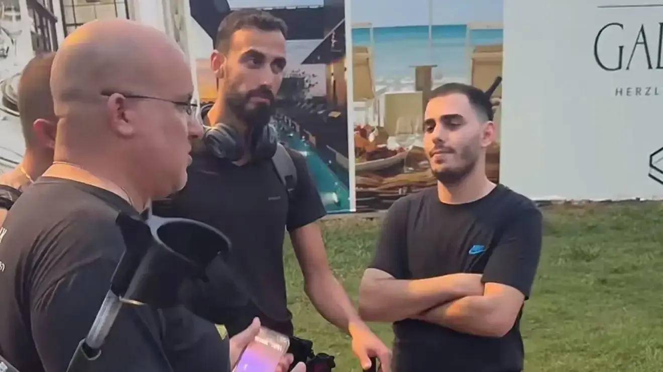 קבוצה של אזרחים בחיפושים אחר הטלפון הנעלם של הפצ״רית קבוצה של אזרחים בחיפושים אחר הטלפון הנעלם של הפצ״רית