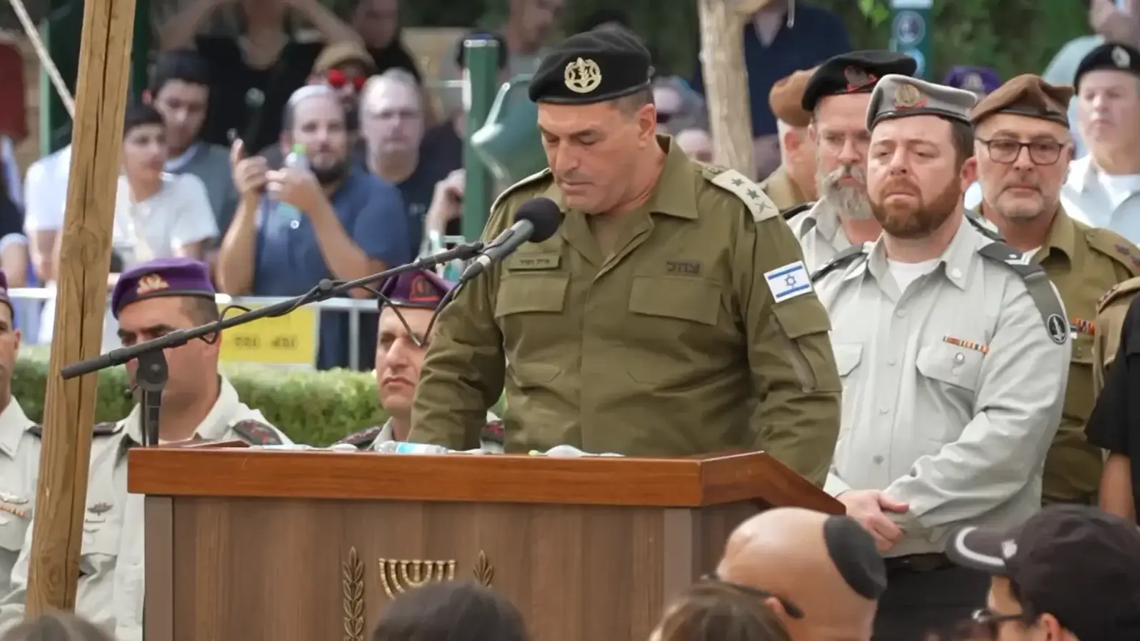 רמטכ"ל אייל זמיר בהלוויה של אסף חממי, בית העלמין גני אסתר, ראשון לציון, 4 בנובמבר 2025 רמטכ"ל אייל זמיר בהלוויה של אסף חממי, בית העלמין גני אסתר, ראשון לציון, 4 בנובמבר 2025