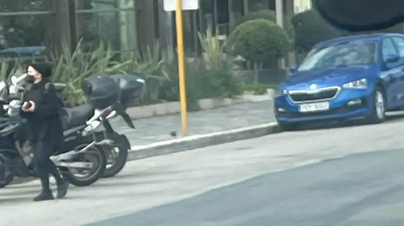 אבנים נזרקו על אוטובוס עם ישראלים באי כרתים, יוון. 5 בנומבר 2025 אבנים נזרקו על אוטובוס עם ישראלים באי כרתים, יוון. 5 בנומבר 2025