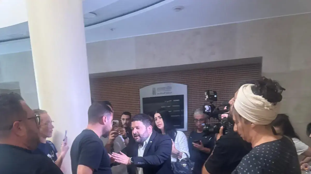 ח"כ אלמוג כהן מתפרץ בביהמ"ש: "פגעו בחסינותי" ח"כ אלמוג כהן מתפרץ בביהמ"ש: "פגעו בחסינותי"