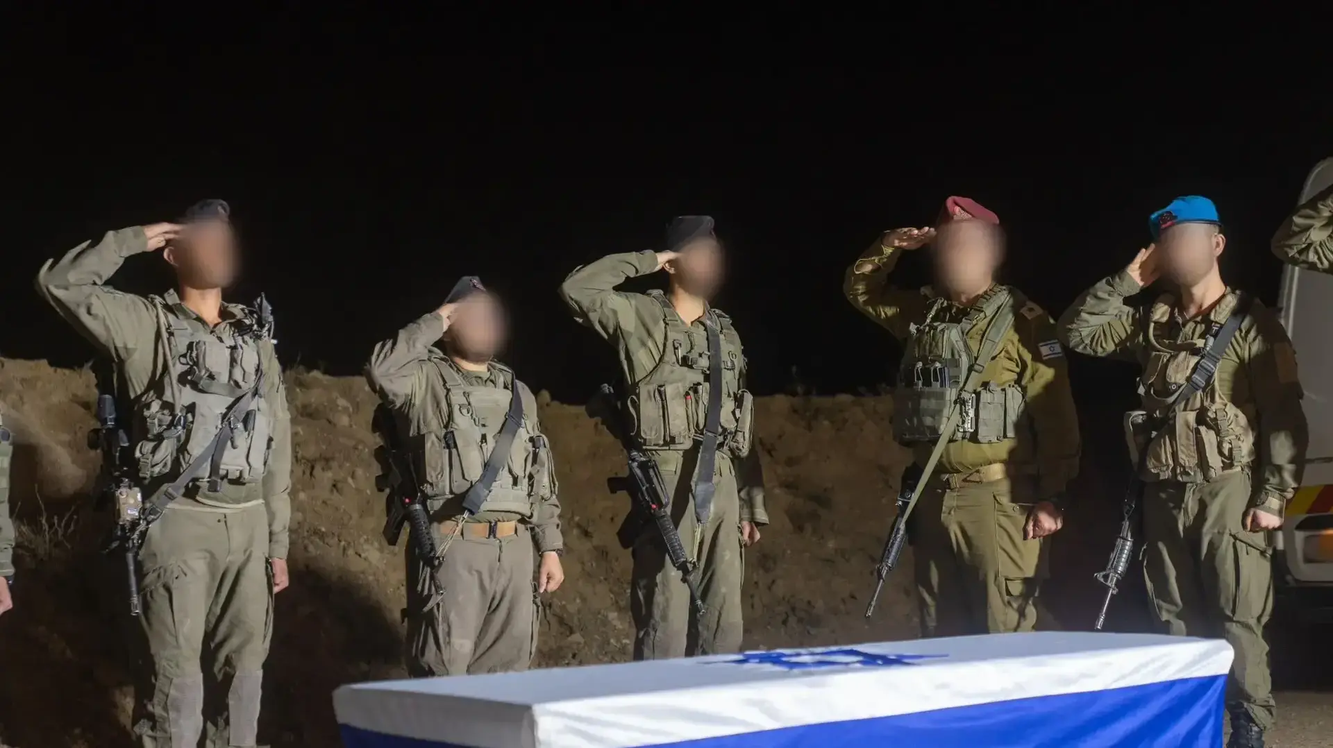 חיילי צה"ל מקבלים את ארונו של סמ"ר איתי חן חיילי צה"ל מקבלים את ארונו של סמ"ר איתי חן