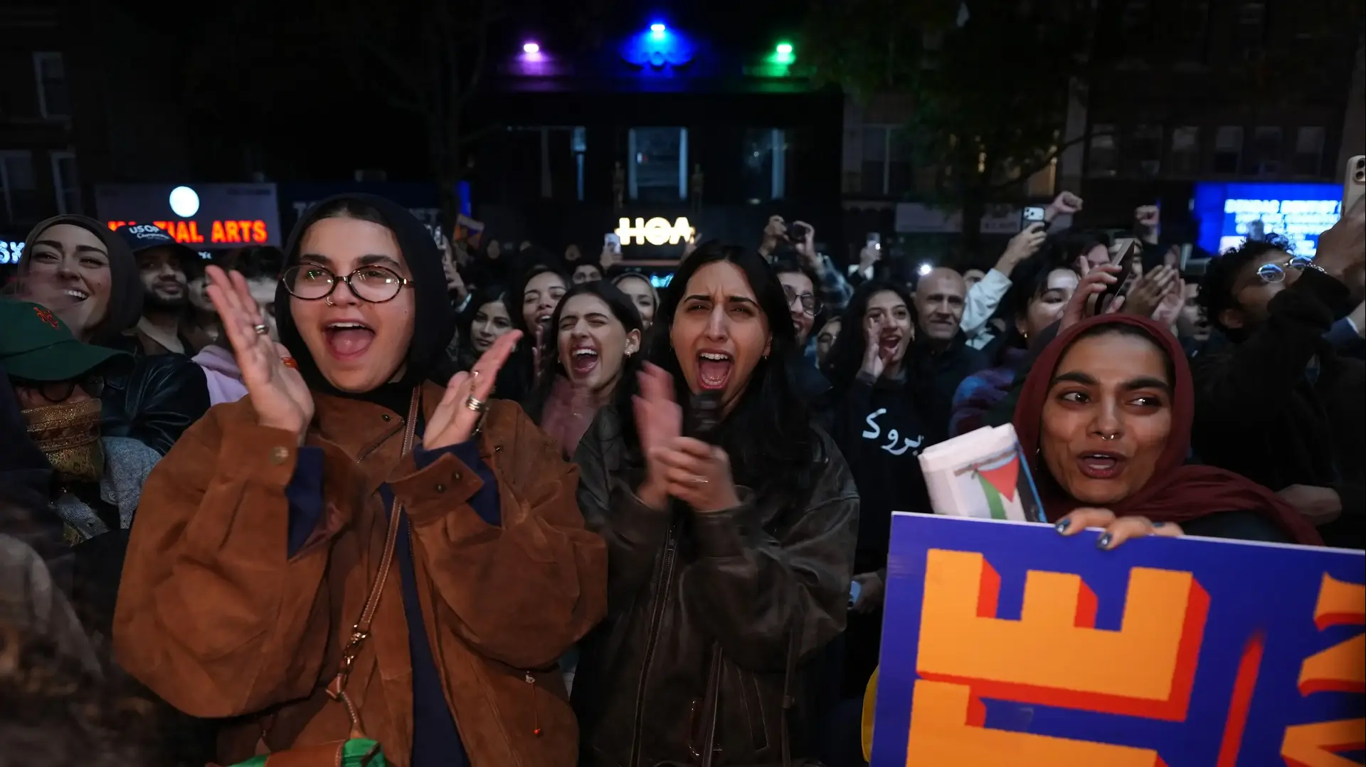 מוסלמים חוגגים את ניצחונו של זוהרן ממדאני בבחירות לראשות עיריית ניו יורק בשכונת אסטוריה, קווינס, 5 בנובמבר 2025