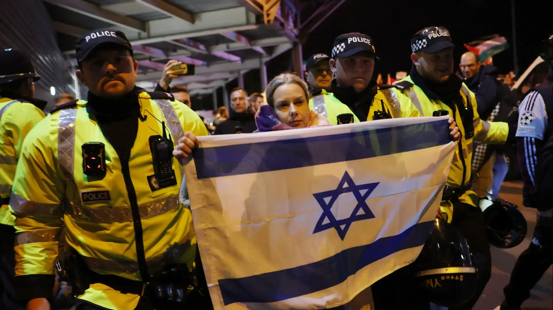 אוהדת עם דגל ישראל מורחקת מאזור וילה פארק לפני המשחק של מכבי תל אביב נגד אסטון וילה אוהדת עם דגל ישראל מורחקת מאזור וילה פארק לפני המשחק של מכבי תל אביב נגד אסטון וילה
