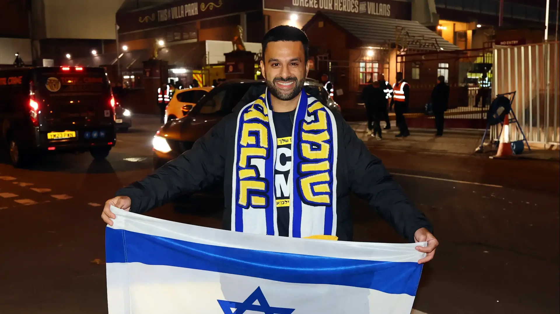 הפעיל החברתי יוסף חדאד במשחק של מכבי תל אביב נגד אסטון וילה