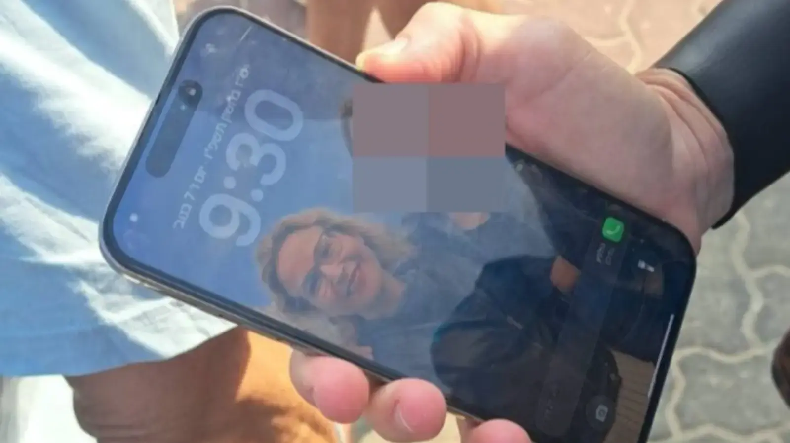 הטלפון שנמצא בחוף הים ונבדק אם שייך לפצ"רית לשעבר יפעת תומר-ירושלמי. 7 בנובמבר 2025 הטלפון שנמצא בחוף הים ונבדק אם שייך לפצ"רית לשעבר יפעת תומר-ירושלמי. 7 בנובמבר 2025