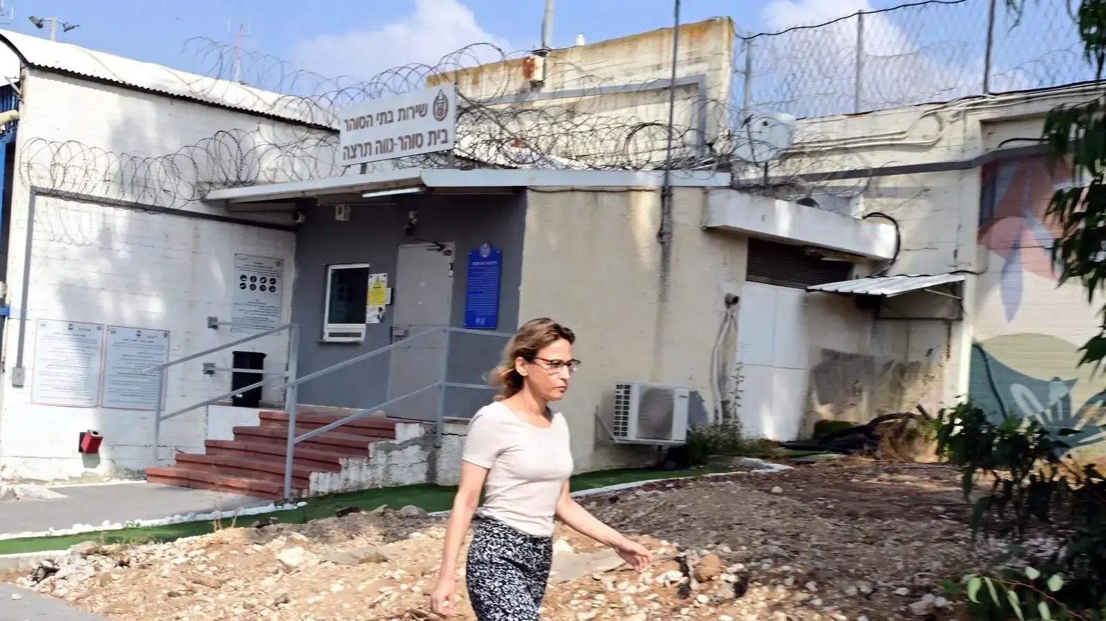 הפ"צרית אלופה יפעת תומר-ירושלמי בצאתה מכלא נווה תרצה למעצר בית. 7 בנובמבר 2025 הפ"צרית אלופה יפעת תומר-ירושלמי בצאתה מכלא נווה תרצה למעצר בית. 7 בנובמבר 2025
