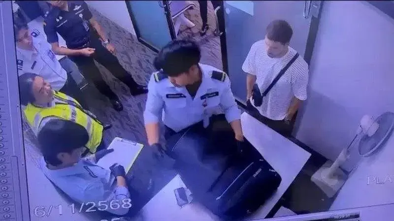 צעיר ישראלי נעצר בתאילנד לאחר שנמצאה אצלו מחסנית. 7.11.25
צעיר ישראלי נעצר בתאילנד לאחר שנמצאה אצלו מחסנית. 7.11.25