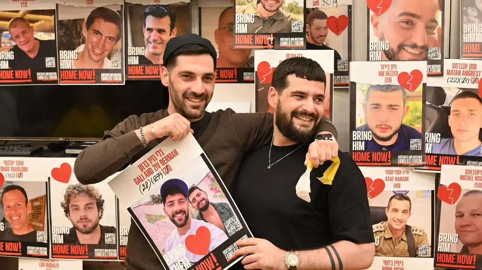 שורדי השבי גלי וזיו ברמן הגיעו לראשונה לכיכר החטופים, 8 בנובמבר 2025
שורדי השבי גלי וזיו ברמן הגיעו לראשונה לכיכר החטופים, 8 בנובמבר 2025