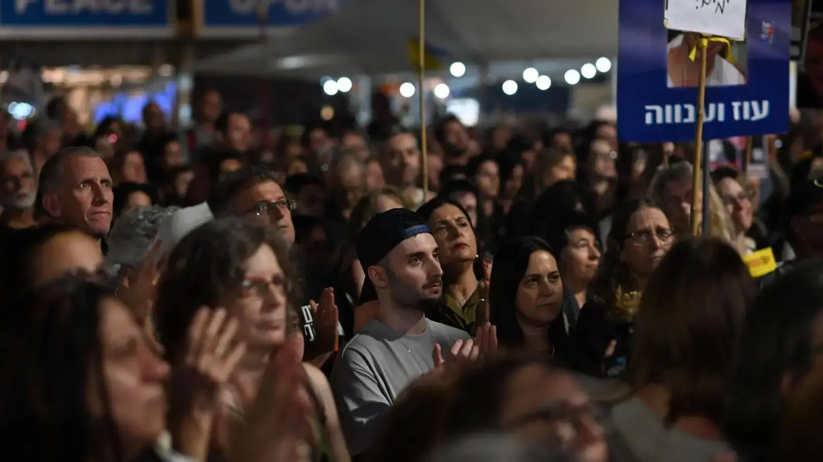 שורד השבי מתן אנגרסט בקהל העצרת בכיכר החטופים, 8 בנובמבר 2025 שורד השבי מתן אנגרסט בקהל העצרת בכיכר החטופים, 8 בנובמבר 2025