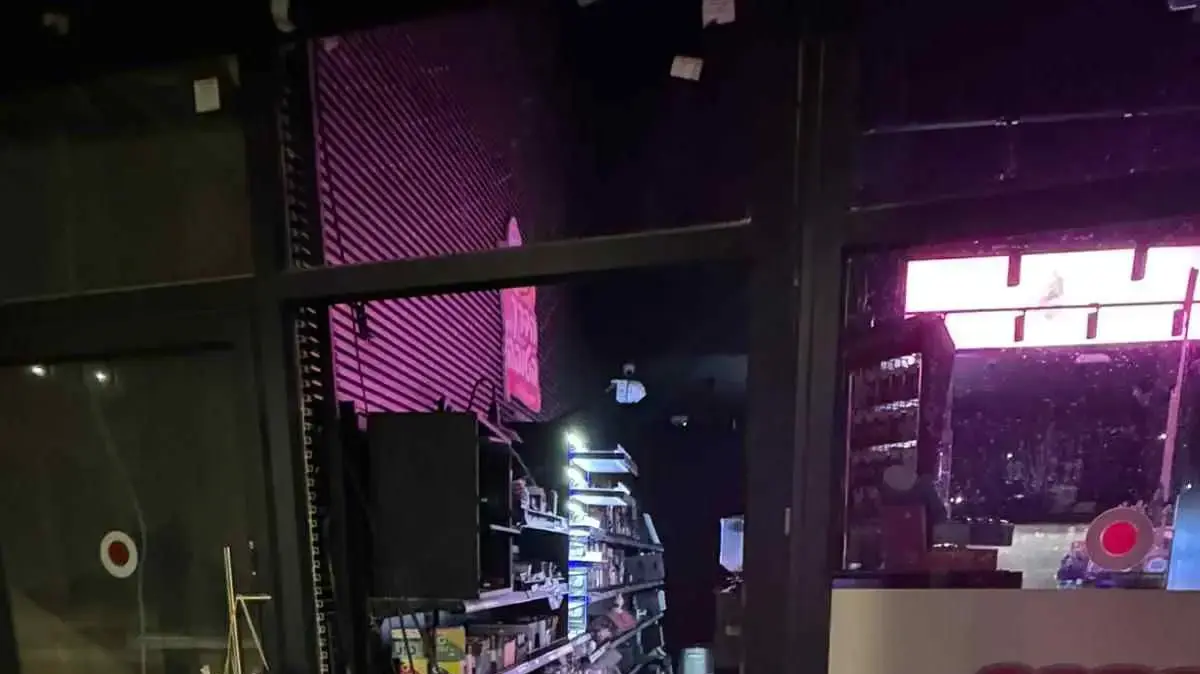שודדים רעולי פנים נכנסו לקיוסק באופקים וגנבו סיגריות וציוד בשווי של למעלה מ100.000 שח שודדים רעולי פנים נכנסו לקיוסק באופקים וגנבו סיגריות וציוד בשווי של למעלה מ100.000 שח