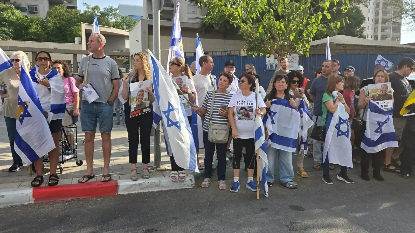 מסע הלוויה של איתי חן, נתניה, 9 בנובמבר 2025 מסע הלוויה של איתי חן, נתניה, 9 בנובמבר 2025