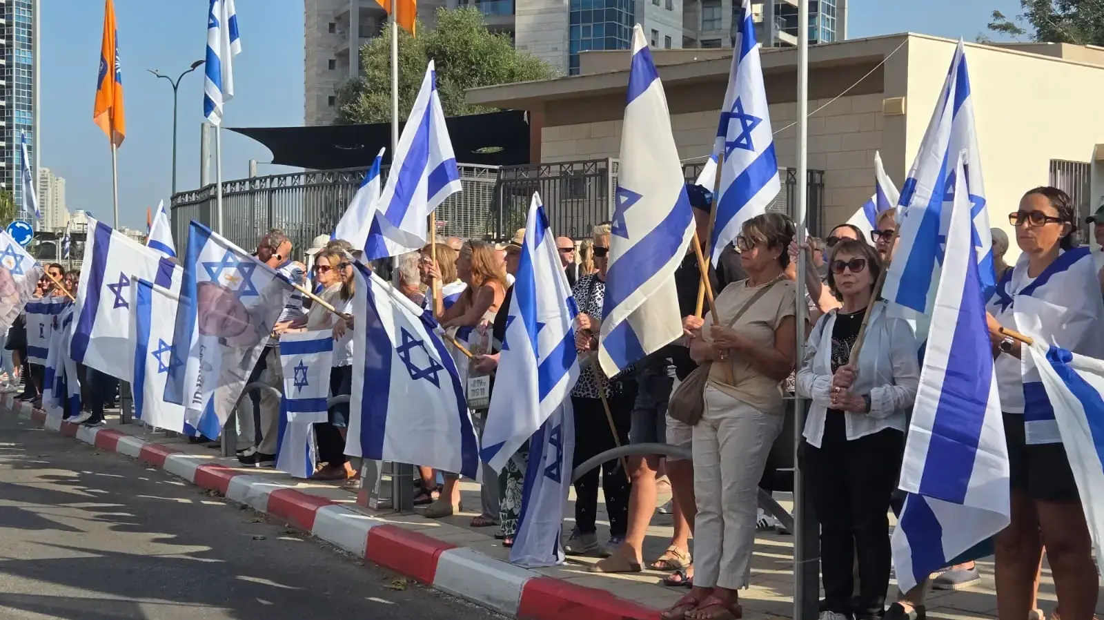 מסע הלוויה של איתי חן, נתניה, 9 בנובמבר 2025 מסע הלוויה של איתי חן, נתניה, 9 בנובמבר 2025