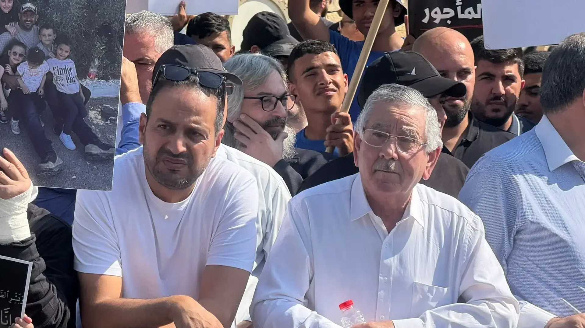 ראש העיר רהט בהפגנה מול משרד ראש הממשלה, 9 בנובמבר 2025