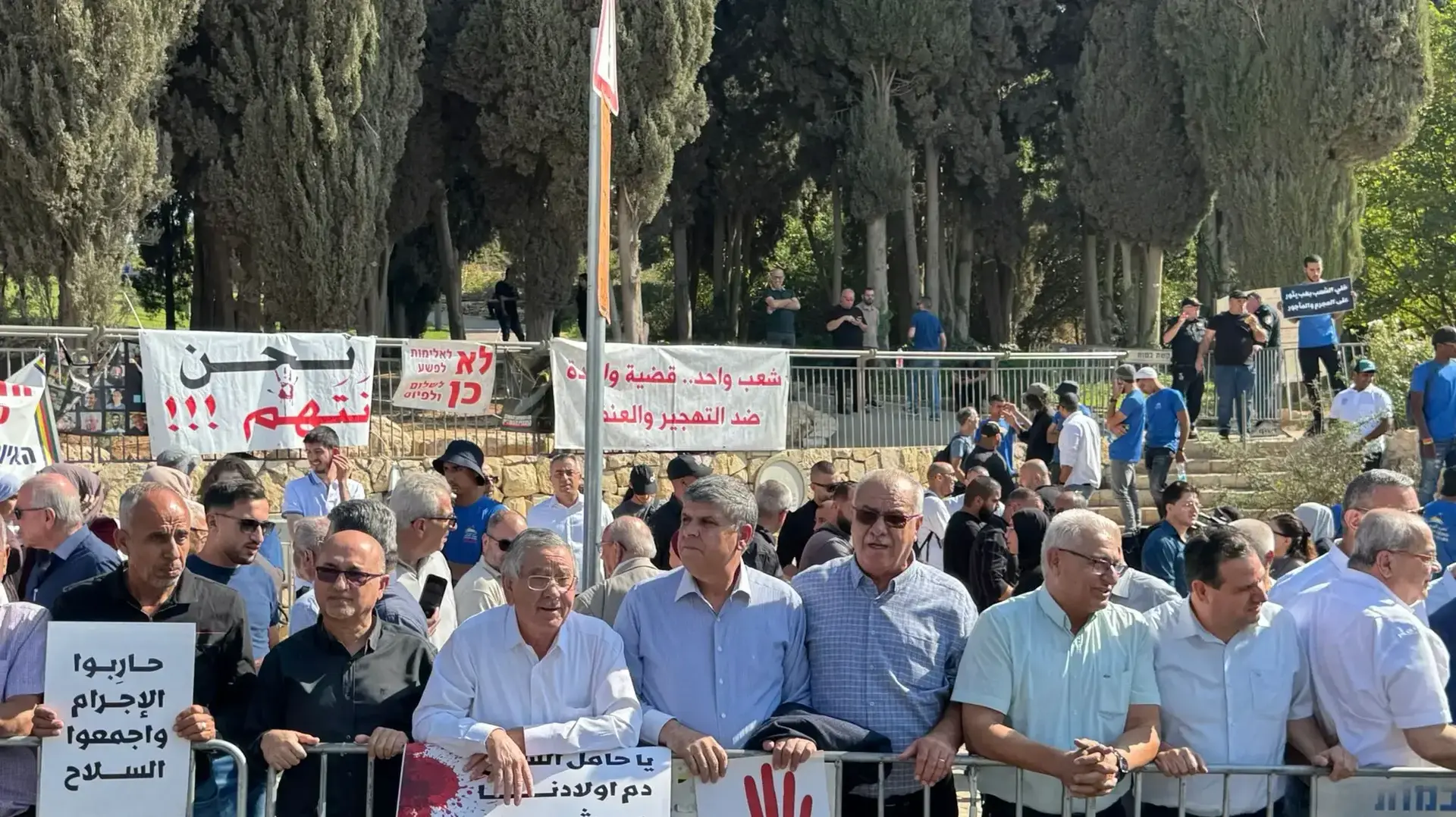 ראש העיר רהט בהפגנה מול משרד ראש הממשלה, 9 בנובמבר 2025