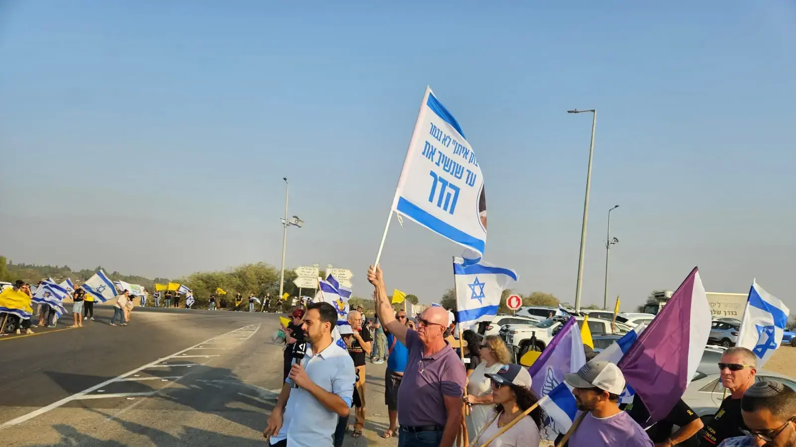 המונים מחכים לארונו של החטוף החלל ששב משבי החמאס. 9 בנובמבר 2025 המונים מחכים לארונו של החטוף החלל ששב משבי החמאס. 9 בנובמבר 2025