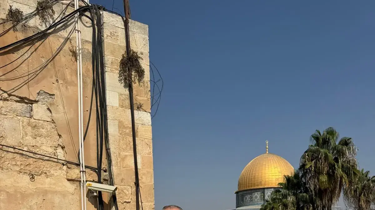 רוברט טאקר, נציב הכבאות היהודי של העיר ניו יורק, שהתפטר למחרת הבחירות לראשות העיר מיד עם היוודע דבר בחירתו של זוהרן ממדאני, בביקור בכותל רוברט טאקר, נציב הכבאות היהודי של העיר ניו יורק, שהתפטר למחרת הבחירות לראשות העיר מיד עם היוודע דבר בחירתו של זוהרן ממדאני, בביקור בכותל
