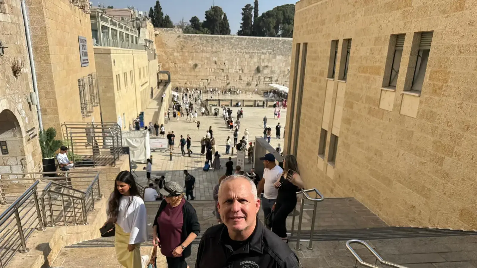 רוברט טאקר, נציב הכבאות היהודי של העיר ניו יורק, שהתפטר למחרת הבחירות לראשות העיר מיד עם היוודע דבר בחירתו של זוהרן ממדאני, בביקור בכותל רוברט טאקר, נציב הכבאות היהודי של העיר ניו יורק, שהתפטר למחרת הבחירות לראשות העיר מיד עם היוודע דבר בחירתו של זוהרן ממדאני, בביקור בכותל