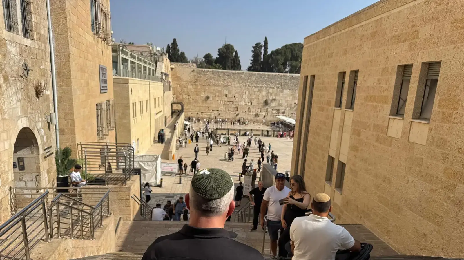 רוברט טאקר, נציב הכבאות היהודי של העיר ניו יורק, שהתפטר למחרת הבחירות לראשות העיר מיד עם היוודע דבר בחירתו של זוהרן ממדאני, בביקור בכותל רוברט טאקר, נציב הכבאות היהודי של העיר ניו יורק, שהתפטר למחרת הבחירות לראשות העיר מיד עם היוודע דבר בחירתו של זוהרן ממדאני, בביקור בכותל