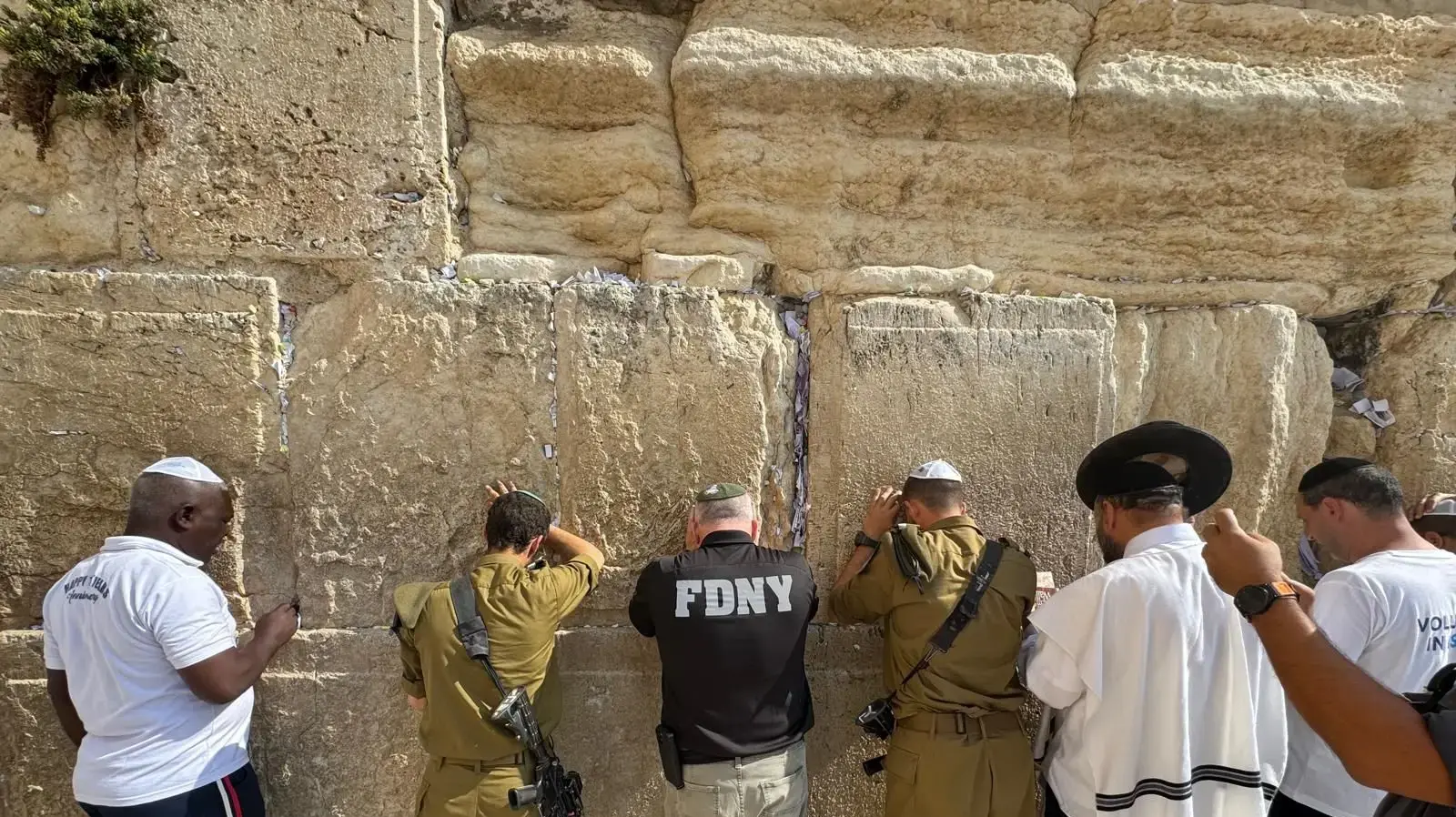 רוברט טאקר, נציב הכבאות היהודי של העיר ניו יורק, שהתפטר למחרת הבחירות לראשות העיר מיד עם היוודע דבר בחירתו של זוהרן ממדאני, בביקור בכותל רוברט טאקר, נציב הכבאות היהודי של העיר ניו יורק, שהתפטר למחרת הבחירות לראשות העיר מיד עם היוודע דבר בחירתו של זוהרן ממדאני, בביקור בכותל