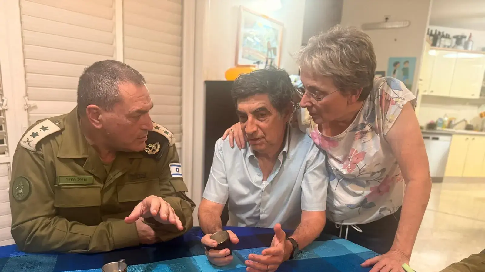הרמטכ"ל, רב-אלוף אייל זמיר נפגש עם משפחת גולדין בליווי קצינת חיל משאבי האנוש הראשית וראש חטיבת הנפגעים, תת-אלוף עדנה איליה ומפקדים נוספים. הרמטכ"ל, רב-אלוף אייל זמיר נפגש עם משפחת גולדין בליווי קצינת חיל משאבי האנוש הראשית וראש חטיבת הנפגעים, תת-אלוף עדנה איליה ומפקדים נוספים.