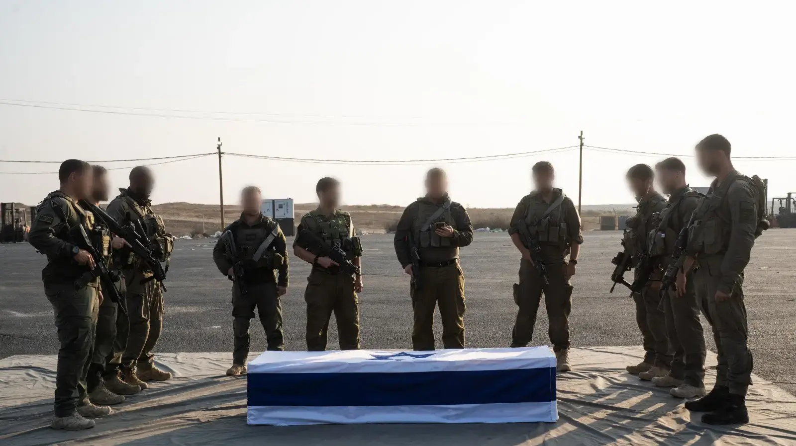 נציגי צה״ל הודיעו למשפחתו של החטוף סגן הדר גולדין כי יקירם הושב לקבורה. נציגי צה״ל הודיעו למשפחתו של החטוף סגן הדר גולדין כי יקירם הושב לקבורה.