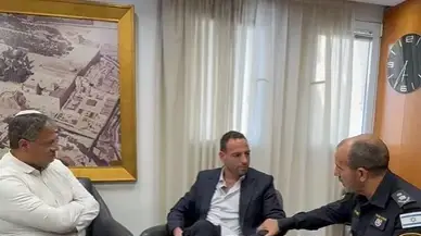 השר בן גביר ומפכ"ל המשטרה רנ״צ דני לוי נפגשו עם דובי יודקין שהוכה בהפגנה סמוך לבית הפצ״רית, 9 בנובמבר 2025
