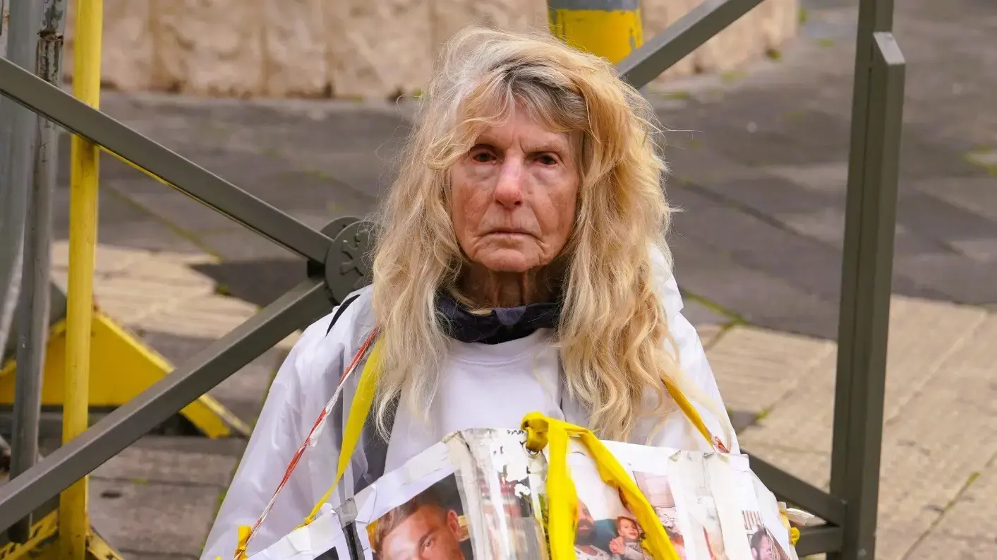 אורנה שמעוני עם שלט למען שחרור הדר גולדין אורנה שמעוני עם שלט למען שחרור הדר גולדין
