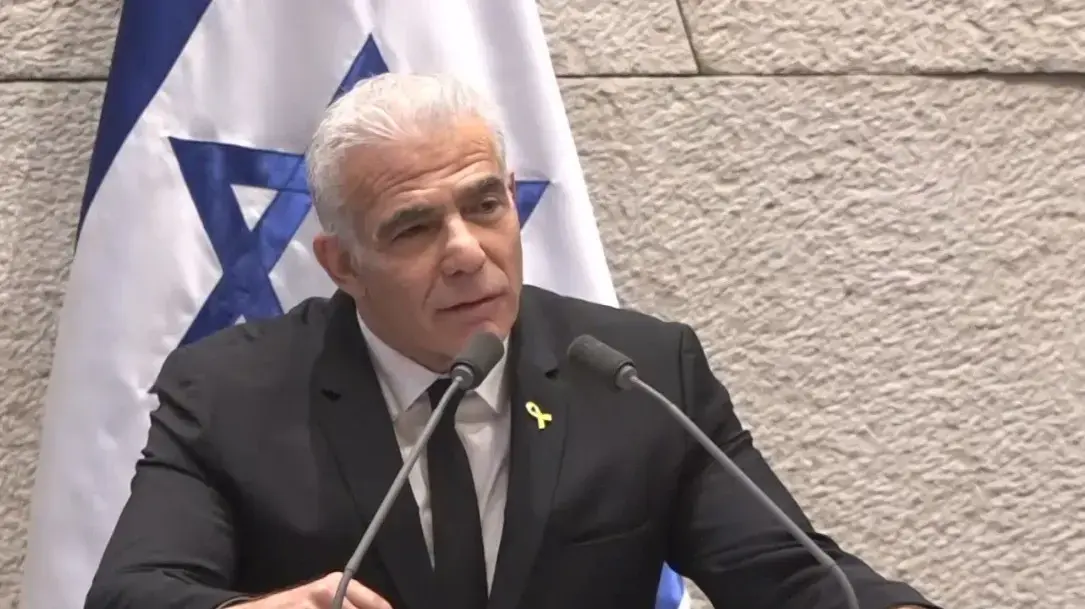 יאיר לפיד בדיון 40 חתימות בנושא ועדת חקירה ממלכתית, מליאת הכנסת, 10 בנובמבר 2025 יאיר לפיד בדיון 40 חתימות בנושא ועדת חקירה ממלכתית, מליאת הכנסת, 10 בנובמבר 2025