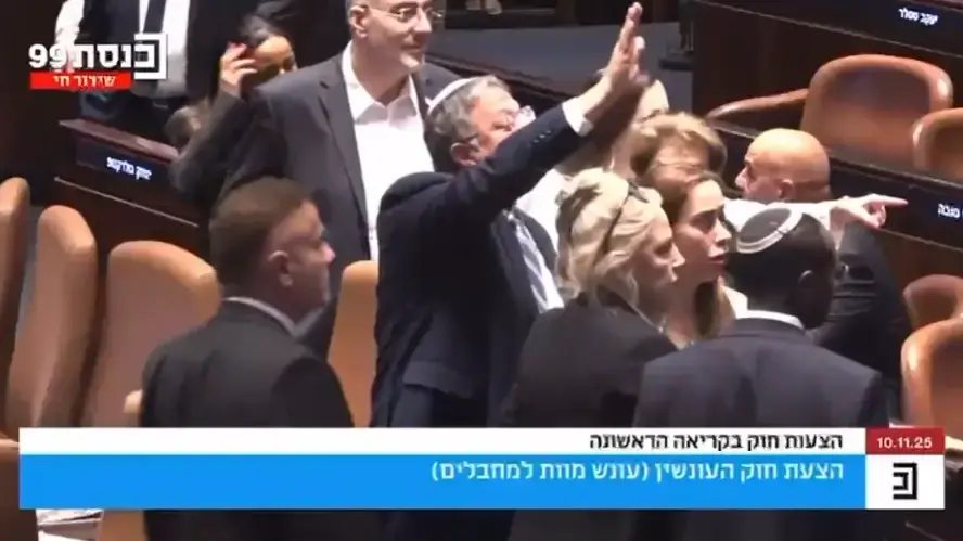 עימות כמעט פיזי בין בן גביר ואיימן עודה במליאה בדיון על חוק עונש מוות למחבלים עימות כמעט פיזי בין בן גביר ואיימן עודה במליאה בדיון על חוק עונש מוות למחבלים