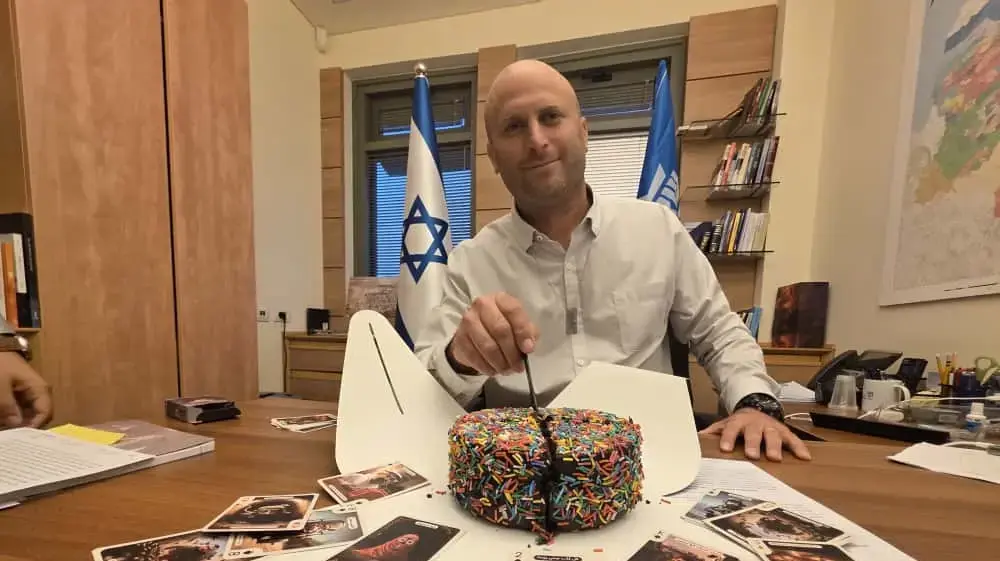 יו"ר ועדת הפנים ח"כ יצחק קרויזר חוגג כעת בלשכתו את העברת חוק עונש מוות למחבלים